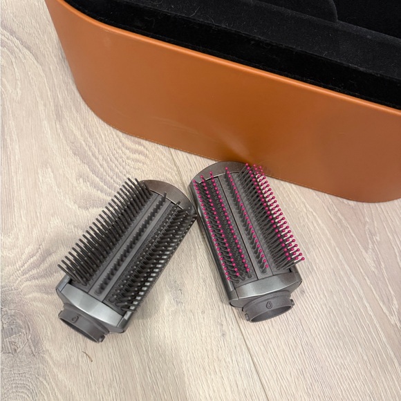 Dyson Air BOX only with 2 brush attachments - Picture 7 of 7